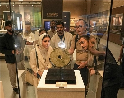 阿聯(lián)酋青年在良渚文化博物院參觀。中國銀行供圖