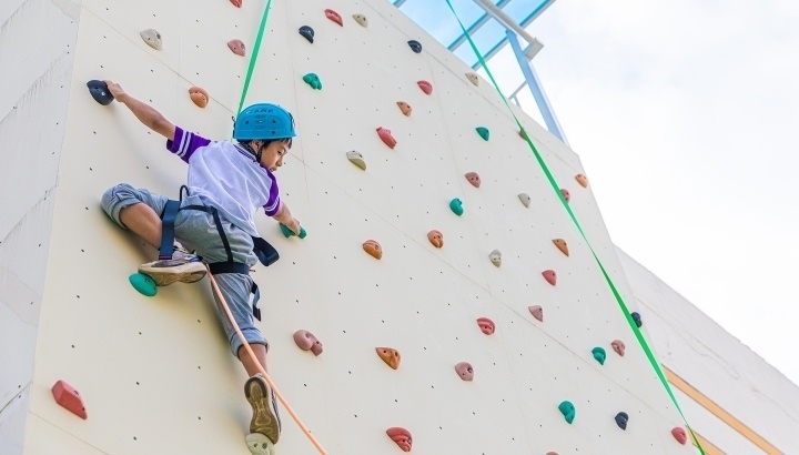 浙江臺州，正在學(xué)習(xí)攀巖課程的小學(xué)生