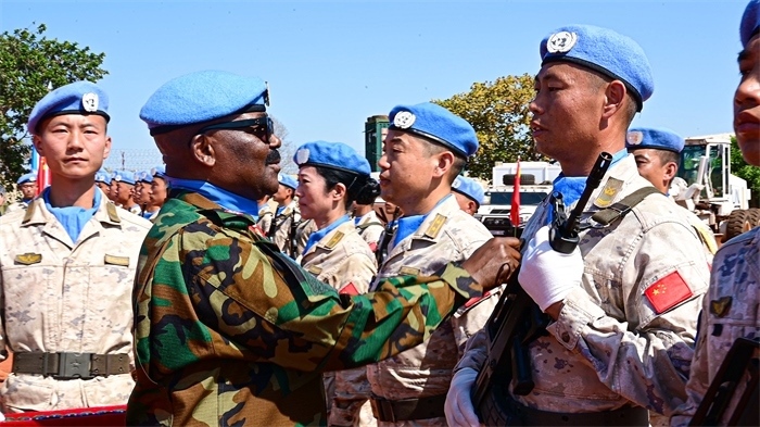 聯(lián)南蘇團(tuán)西戰(zhàn)區(qū)司令多米尼克準(zhǔn)將為維和官兵授勛。孫千攝