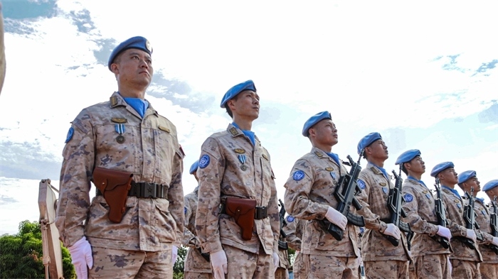 維和官兵整齊列隊(duì)。鄧原淘攝