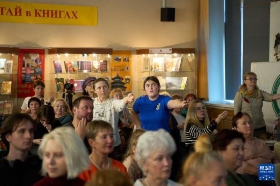 11月2日，來賓在俄羅斯符拉迪沃斯托克的活動(dòng)現(xiàn)場(chǎng)模仿八段錦的動(dòng)作。新華社發(fā)（郭飛洲攝）