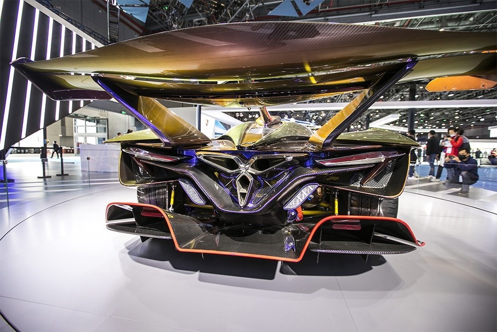 2020年11月5日，上海，來自德國的全球首款全碳纖維跑車亮相進(jìn)博會。該車總重量只有1250KG。