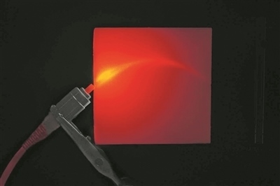 帶有彎曲通道的3D打印材料能引導(dǎo)并散射光。圖片來源：英國格拉斯哥大學(xué)