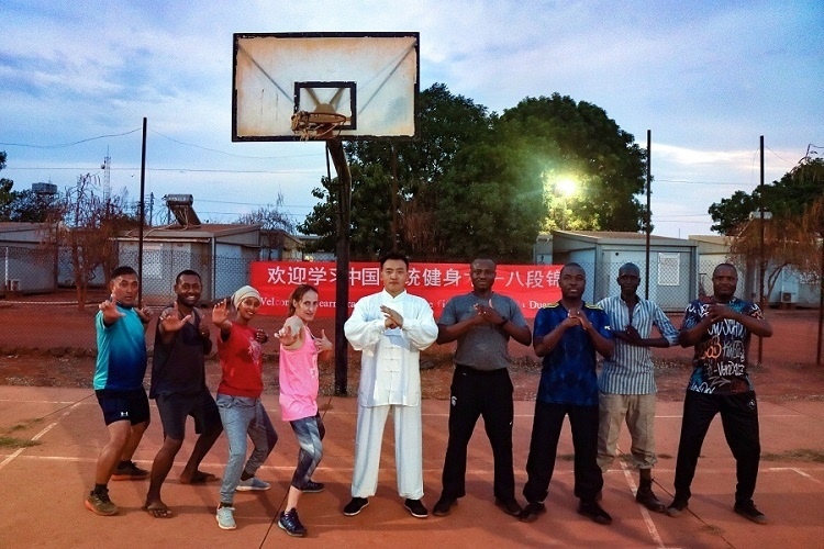 組織八段錦教學(xué)。王軍杰 攝