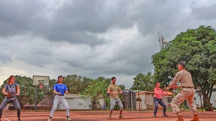 認(rèn)真學(xué)習(xí)動(dòng)作。孫亞斌 攝