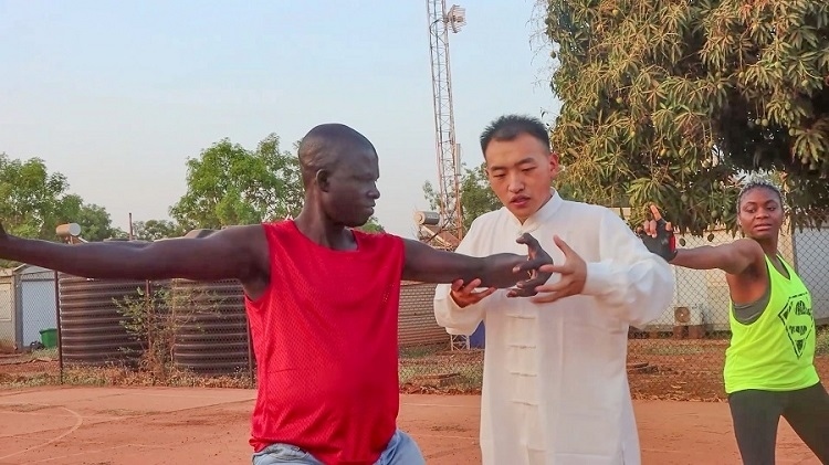 細(xì)心指導(dǎo)動(dòng)作。馬騫攝