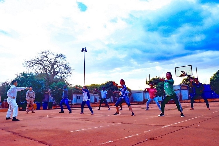 示范標(biāo)準(zhǔn)動(dòng)作。鄧原淘攝