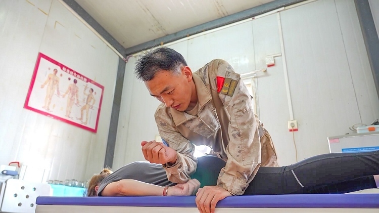 體驗(yàn)中醫(yī)推拿。王軍杰攝