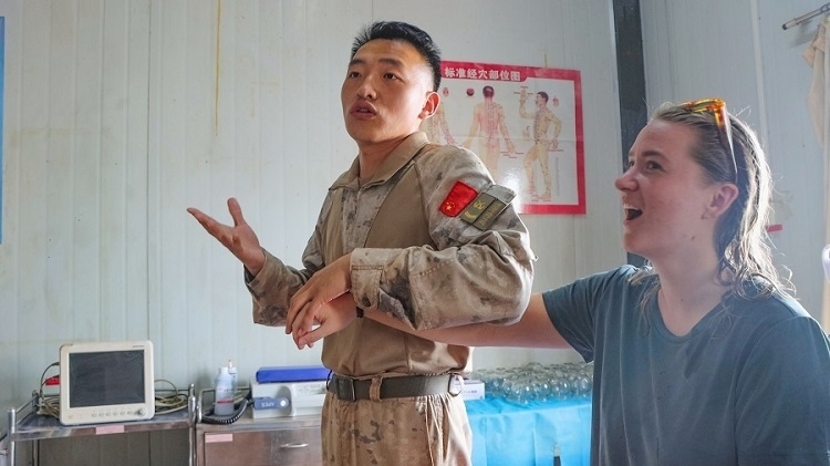 體驗(yàn)中醫(yī)針灸。羅詩穎攝