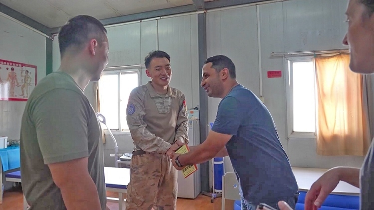 外國友人致謝。王軍杰攝