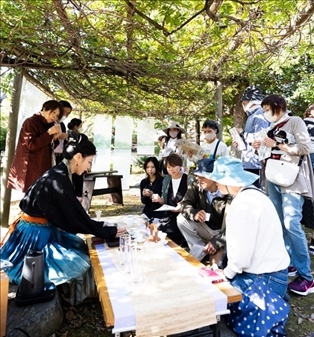 游客們?cè)谡憬w驗(yàn)區(qū)品茶。