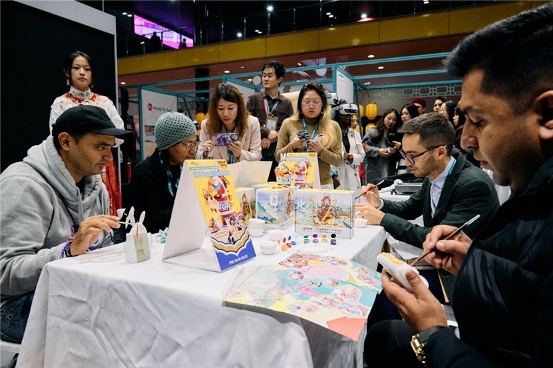 觀眾參加“兔兒爺”手工坊。楊浩鵬攝