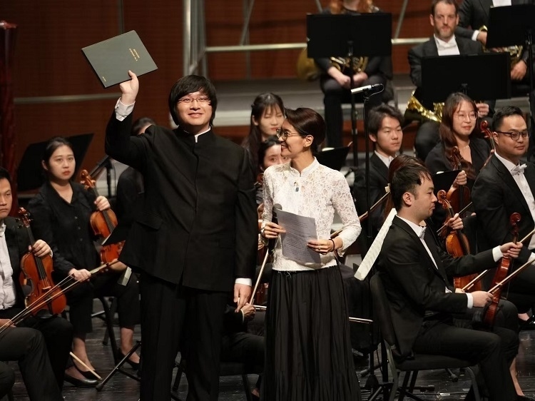 小澤征良向俞潞贈送小澤征爾使用過的《第五交響曲》樂譜。演出方供圖