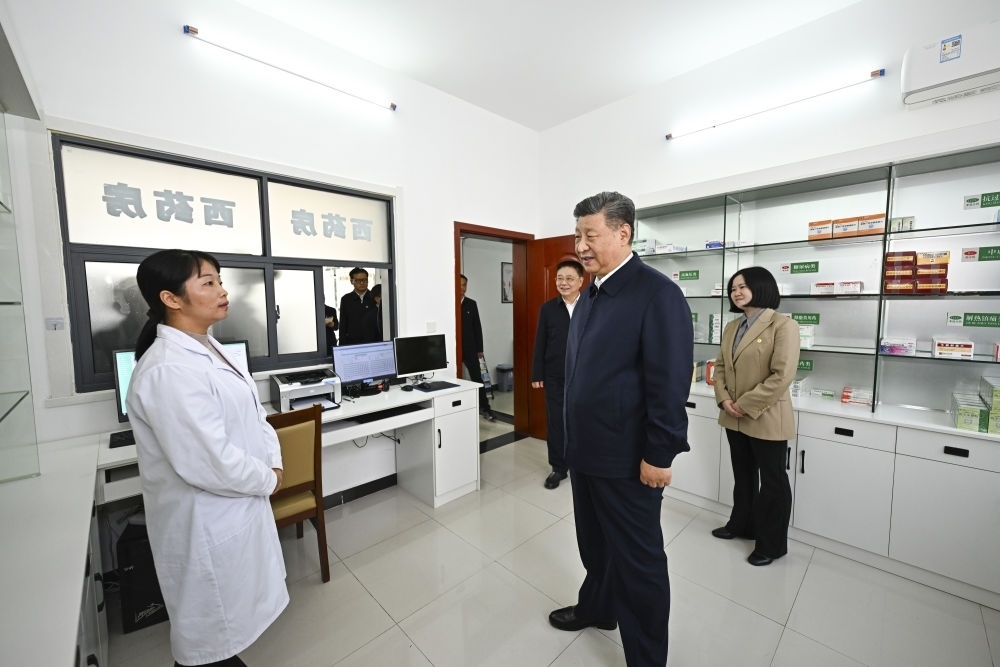 2024年11月5日，習(xí)近平在湖北省咸寧市嘉魚縣潘家灣鎮(zhèn)四邑村衛(wèi)生室考察。習(xí)近平指出：“要進(jìn)一步加強(qiáng)黨建引領(lǐng)，抓住‘一老一小’這個(gè)重點(diǎn)，更加精準(zhǔn)有效地為群眾排憂解難?！? width=