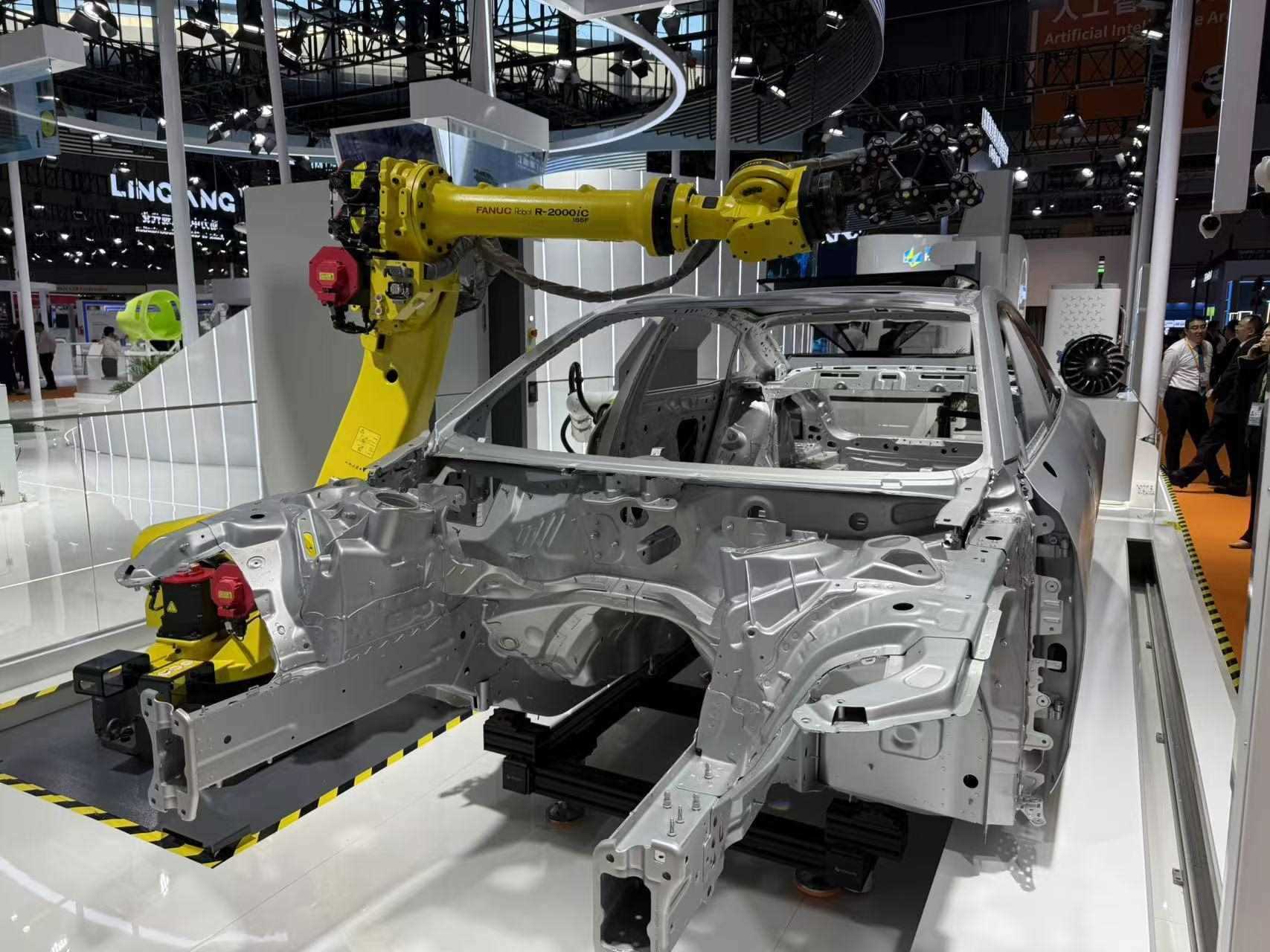 在汽車制造展區(qū)，高精度智能檢測裝備正在模擬檢測汽車車身。人民網(wǎng)記者 王仁宏攝