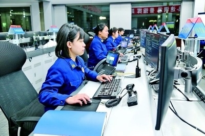  廣東省廣州市消防救援支隊(duì)指揮中心的接警調(diào)度員24小時(shí)待命。圖片由國(guó)家消防救援局提供