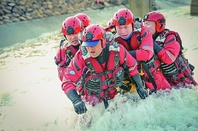  山東省日照市消防救援支隊(duì)消防員正在進(jìn)行多人淺灘涉水橫渡訓(xùn)練。圖片由國(guó)家消防救援局提供