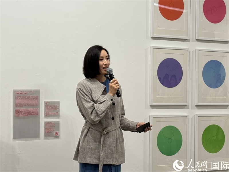 11月8日，今日美術(shù)館館長張然在“瑞士經(jīng)典設(shè)計展”開幕式上發(fā)表致辭。（人民網(wǎng) 謝瑩攝）