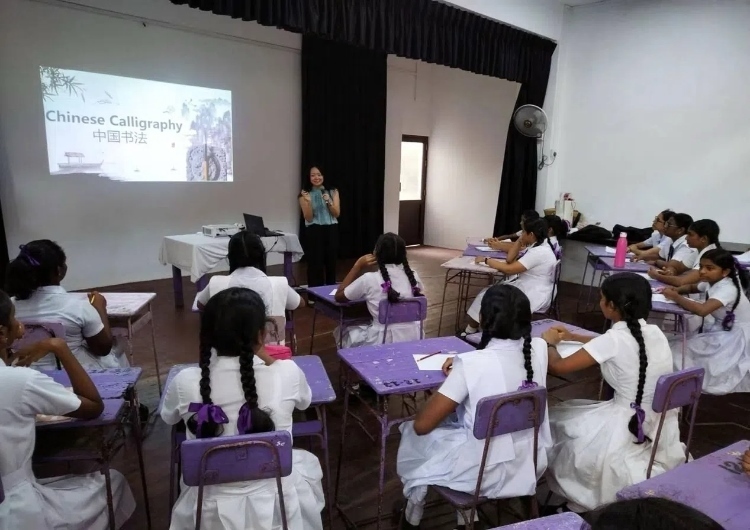 斯里蘭卡學(xué)生在系列活動(dòng)中學(xué)習(xí)中國(guó)書法。圖片由主辦方提供