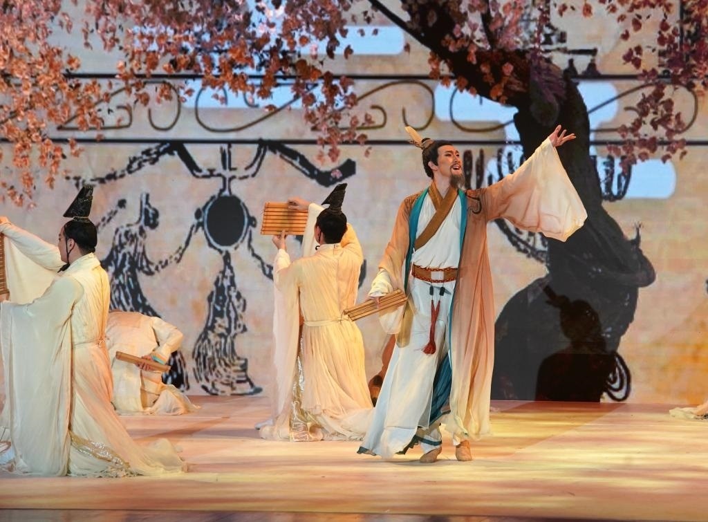 11月6日，演職人員在表演民族舞劇《孔子》片段。新華社記者 張晨霖 攝