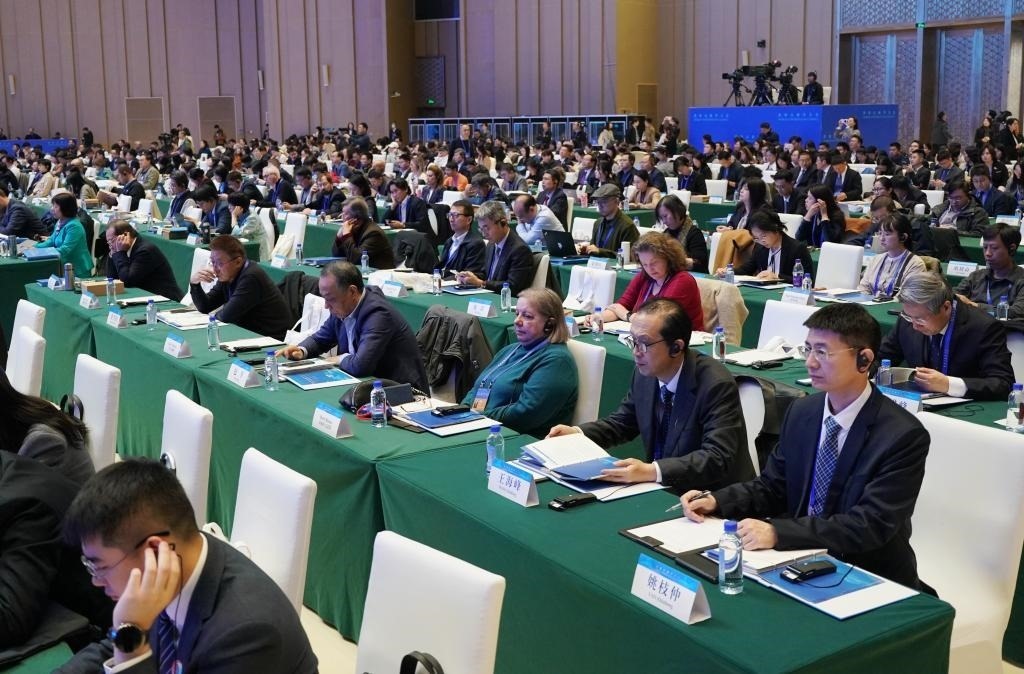 11月7日，中外嘉賓在首屆世界古典學(xué)大會開幕式現(xiàn)場聽會。新華社記者 張晨霖 攝