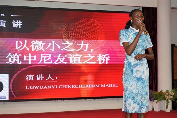 選手張佳寧演講中。尼日利亞中國文化中心供圖