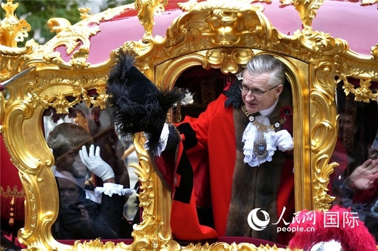 新任金融城市長阿拉斯泰爾·金向人群致意。吳若鳴攝