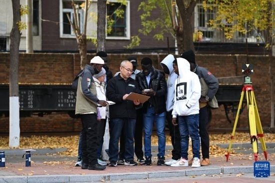 在天津鐵道職業(yè)技術(shù)學(xué)院，老師指導(dǎo)幾內(nèi)亞學(xué)員使用測(cè)距儀器（11月11日攝）。新華社記者 李然 攝