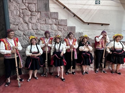 身著傳統(tǒng)服飾的秘魯藝人。本報記者 張朋輝 攝