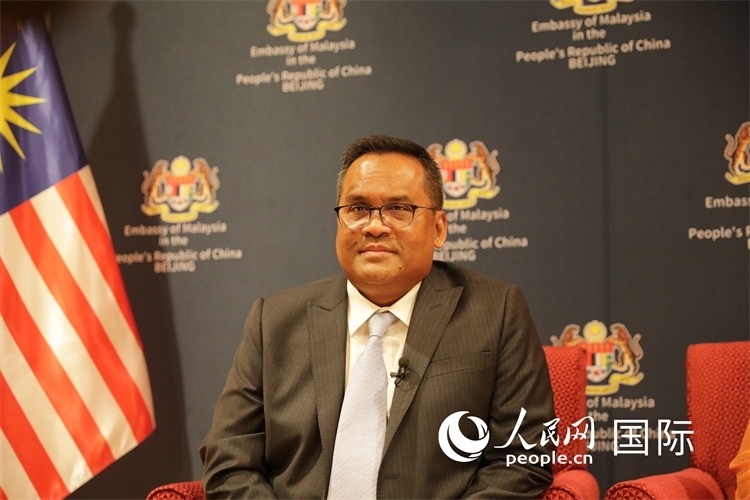 馬來西亞駐華大使諾曼在11月12日召開的記者見面會上回答記者提問。人民網(wǎng) 王婧攝