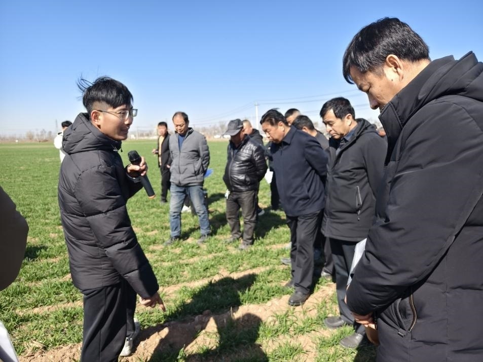 科技小院的“學(xué)生專家”（左一）。受訪者供圖