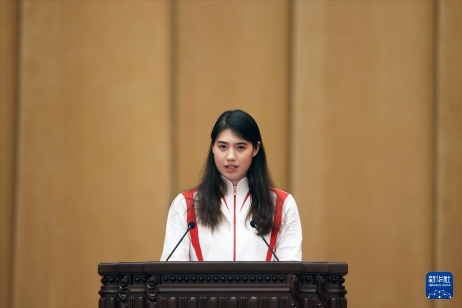 11月15日，游泳運(yùn)動員張雨霏在報告會上發(fā)言。新華社記者 李明 攝