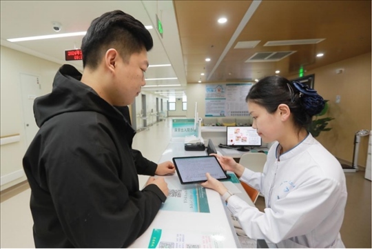 患者在護(hù)士站為家屬辦理床旁出院手續(xù)。圖片來源：山東第一醫(yī)科大學(xué)第二附屬醫(yī)院