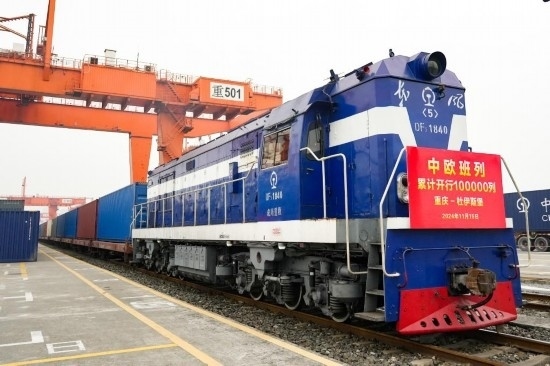 11月15日，X8083次中歐班列（重慶—杜伊斯堡）等待發(fā)車(chē)。新華社記者 張子彧 攝