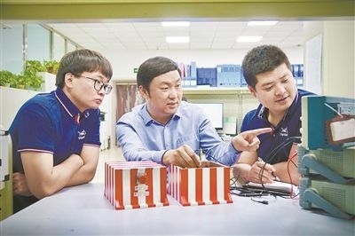 中北大學極端環(huán)境特種傳感與測試創(chuàng)新研究團隊成員正在圍繞近期發(fā)射任務(wù)進行產(chǎn)品研發(fā)。受訪單位供圖