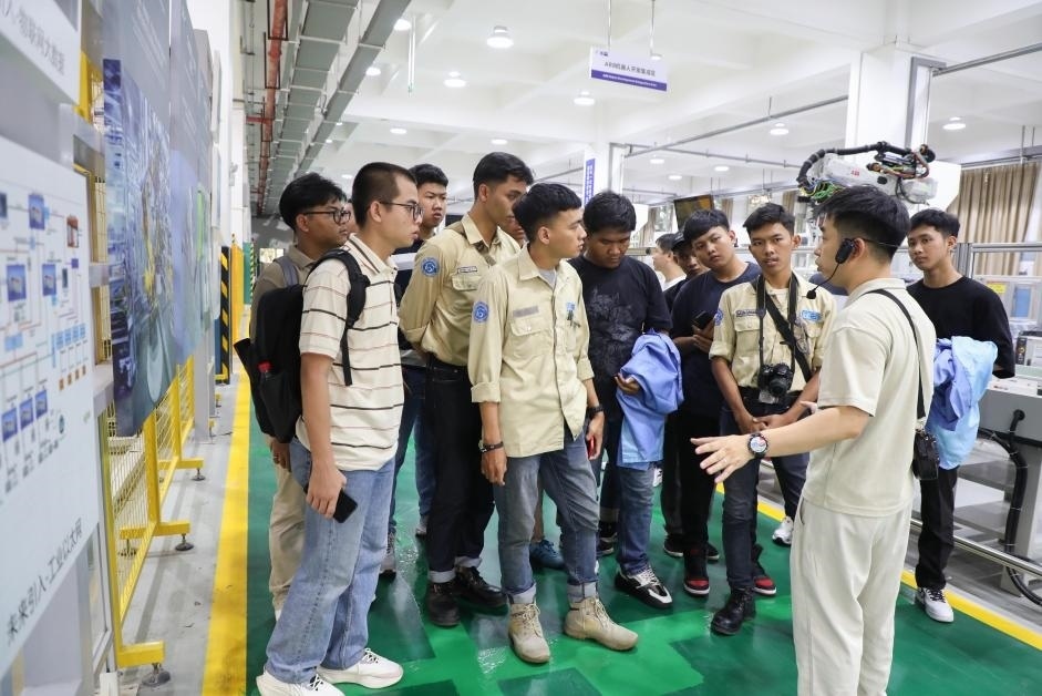 來華留學(xué)生在工程實踐中心上課。教育部職業(yè)教育與成人教育司供圖