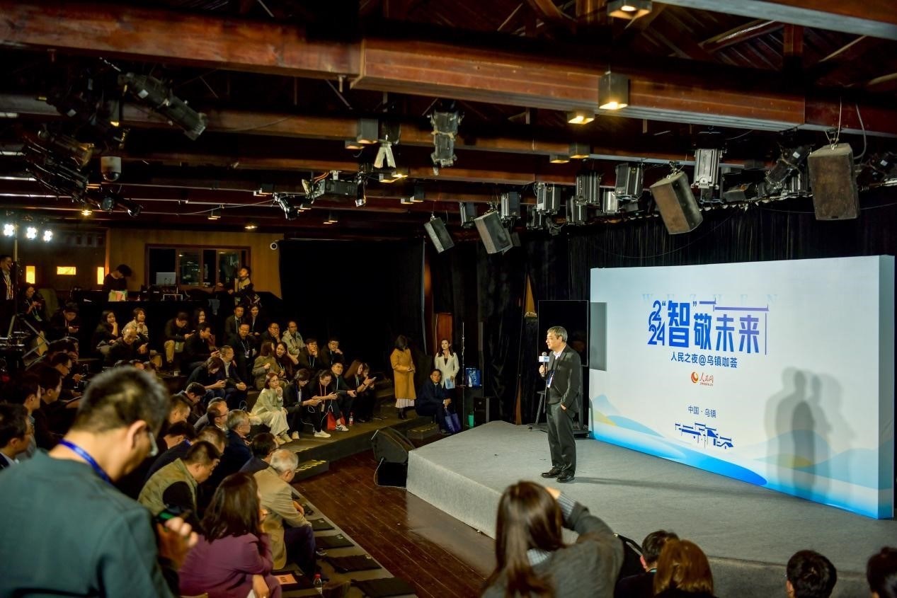 在開場(chǎng)環(huán)節(jié)，清華大學(xué)人工智能研究院常務(wù)副院長、教授孫茂松發(fā)言分享。人民網(wǎng)記者 任峰濤攝