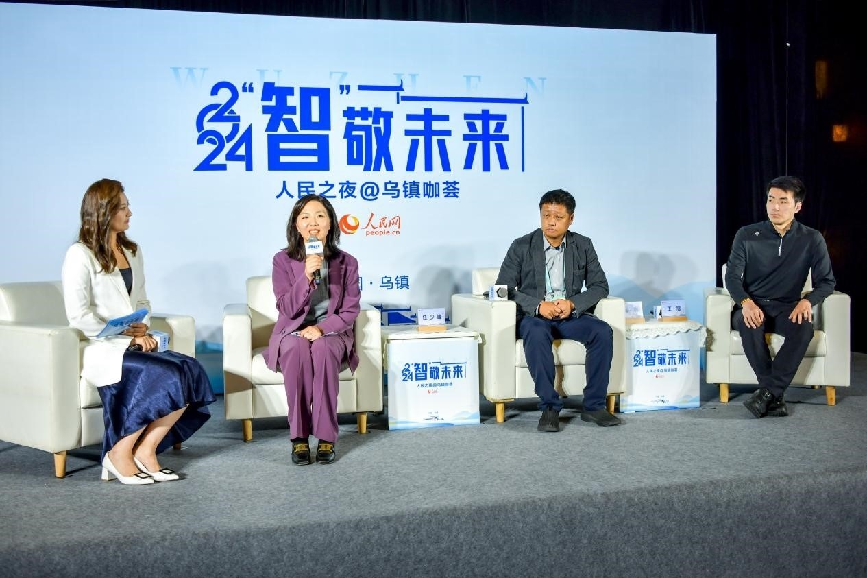 在對(duì)話環(huán)節(jié)，趣丸科技總編輯、副總裁任少峰，星云智慧機(jī)器人CEO李明，可之教育大模型創(chuàng)始人王冠討論“人工智能如何惠及大眾”。人民網(wǎng)記者 任峰濤攝