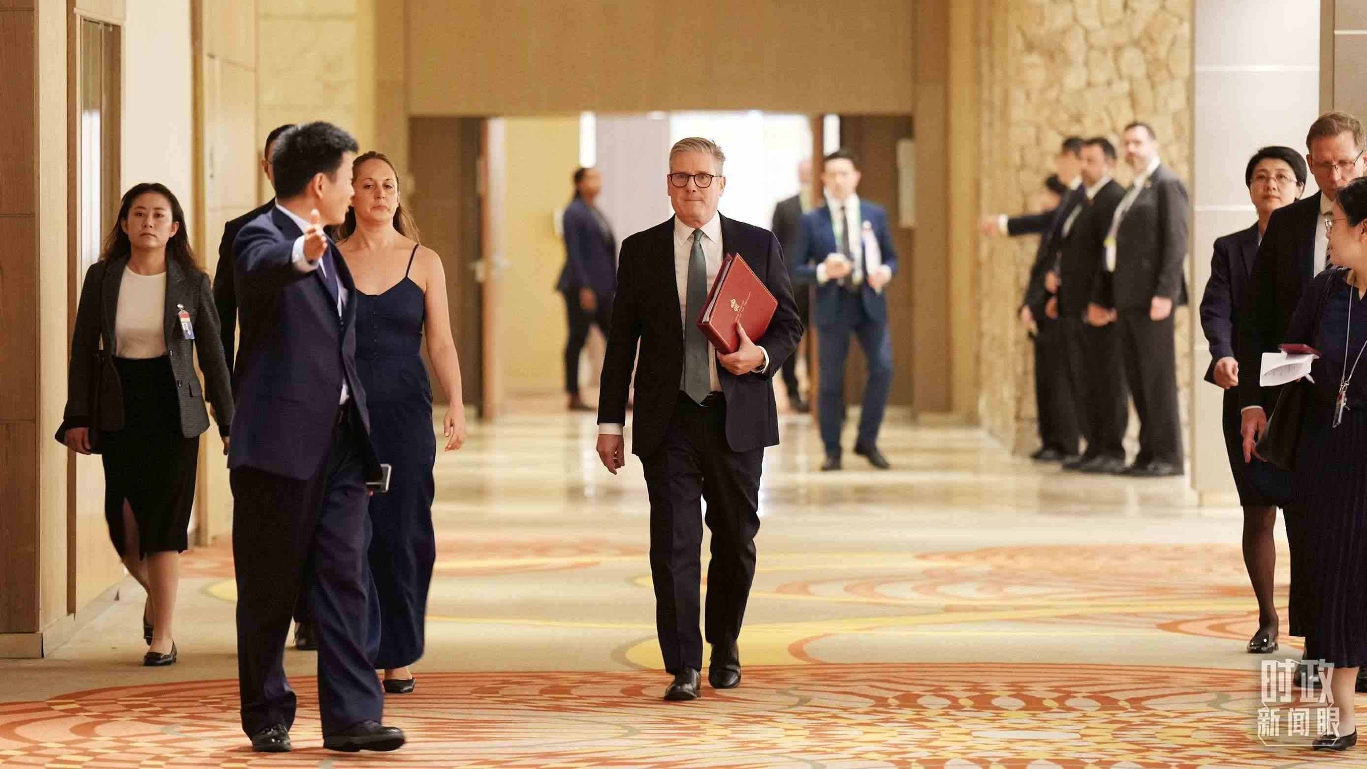 英國(guó)首相斯塔默抵達(dá)會(huì)見(jiàn)現(xiàn)場(chǎng)，這是他首次同習(xí)主席面對(duì)面交流。