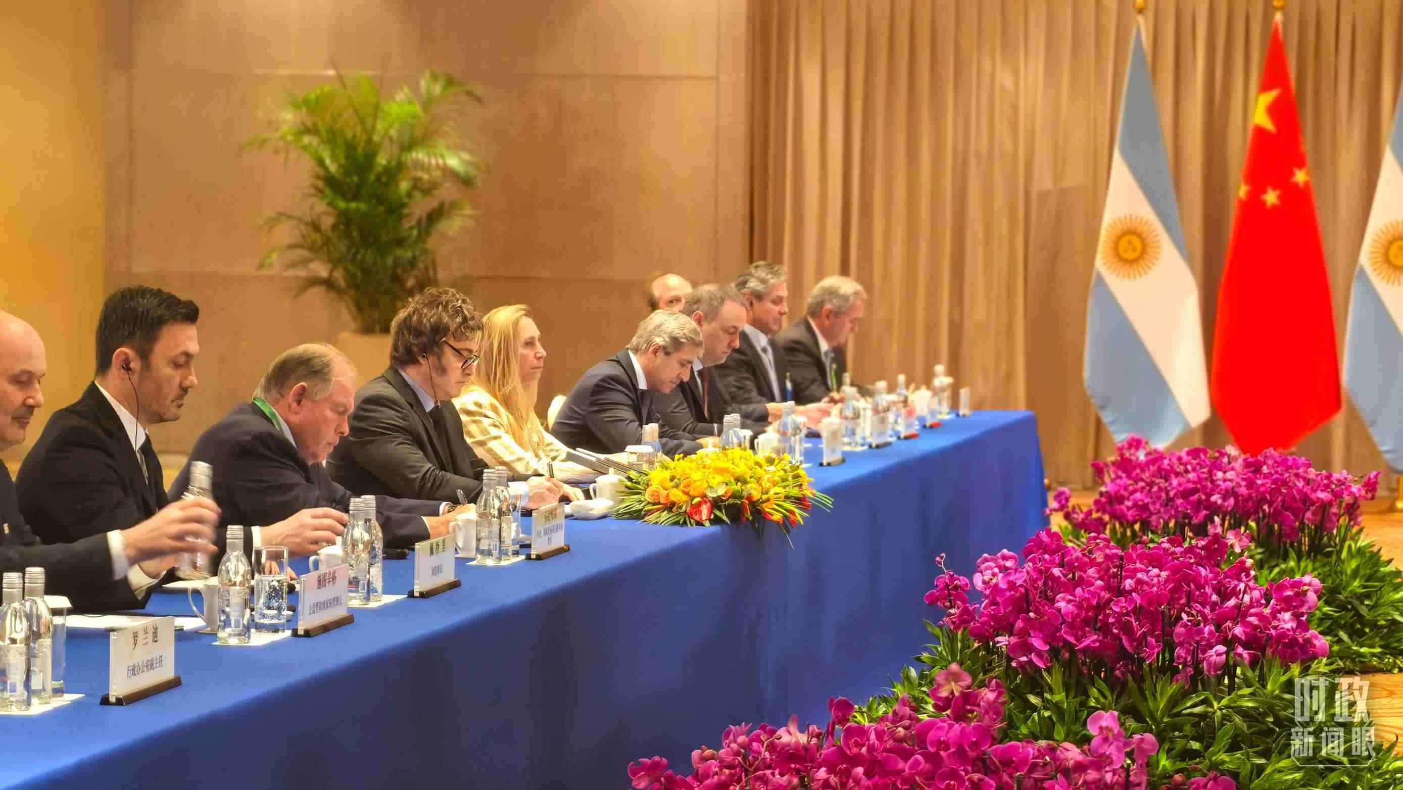 習(xí)主席會(huì)見(jiàn)阿根廷總統(tǒng)米萊現(xiàn)場(chǎng)。（總臺(tái)央廣記者潘毅拍攝）