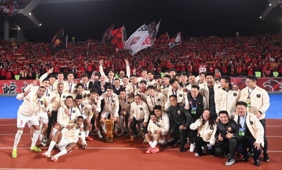 11月23日，上海海港隊成員在頒獎儀式后與球迷合影。新華社記者 黃宗治 攝