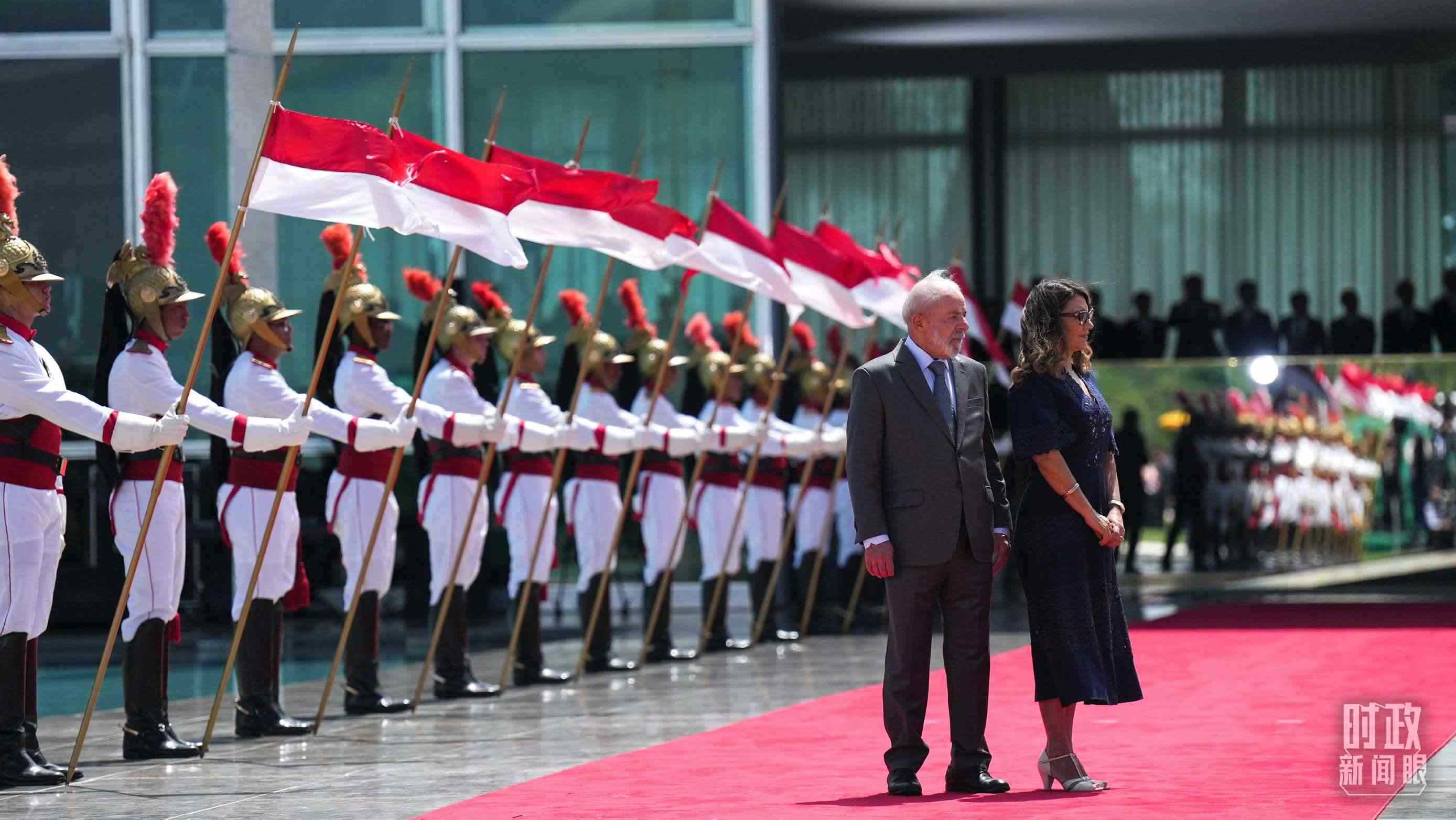 巴西總統(tǒng)盧拉和夫人羅桑等候習(xí)主席到來(lái)。