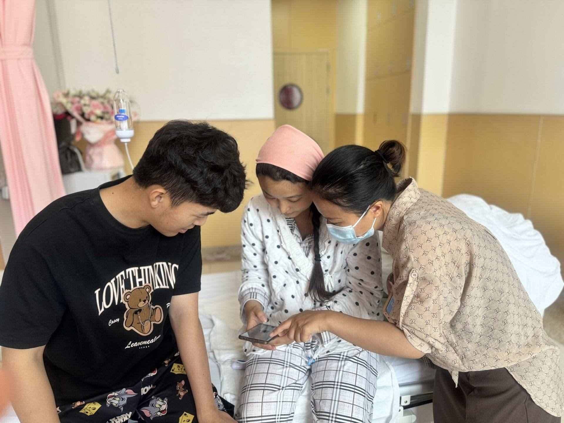 新生兒家庭通過手機(jī)辦理新生兒出生“一件事”。安徽省數(shù)據(jù)資源管理局供圖