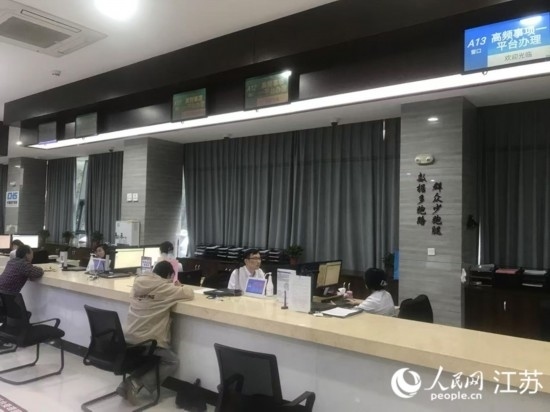 像這樣的“高頻事項(xiàng)一平臺(tái)”辦理專窗，正在江蘇各地基層便民服務(wù)中心鋪開。人民網(wǎng) 俞楊攝