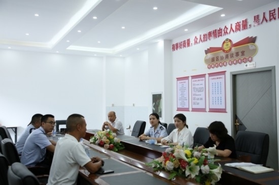 榕江縣稅務(wù)局在園區(qū)協(xié)商議事室協(xié)調(diào)解決企業(yè)訴求。黔東南州稅務(wù)局供圖