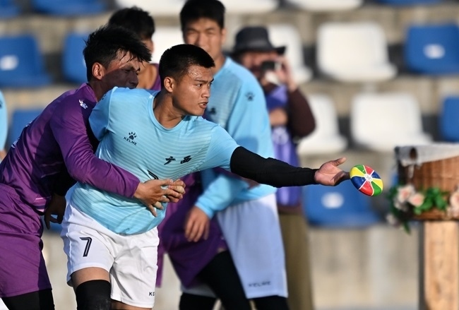 11月28日，花炮半決賽，廣西隊與海南隊展開激烈角逐。新華社記者 郭程攝