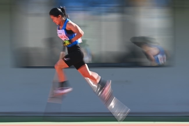 11月28日，海南隊選手吳明芬在高腳競速比賽中。新華社記者 杜子璇攝