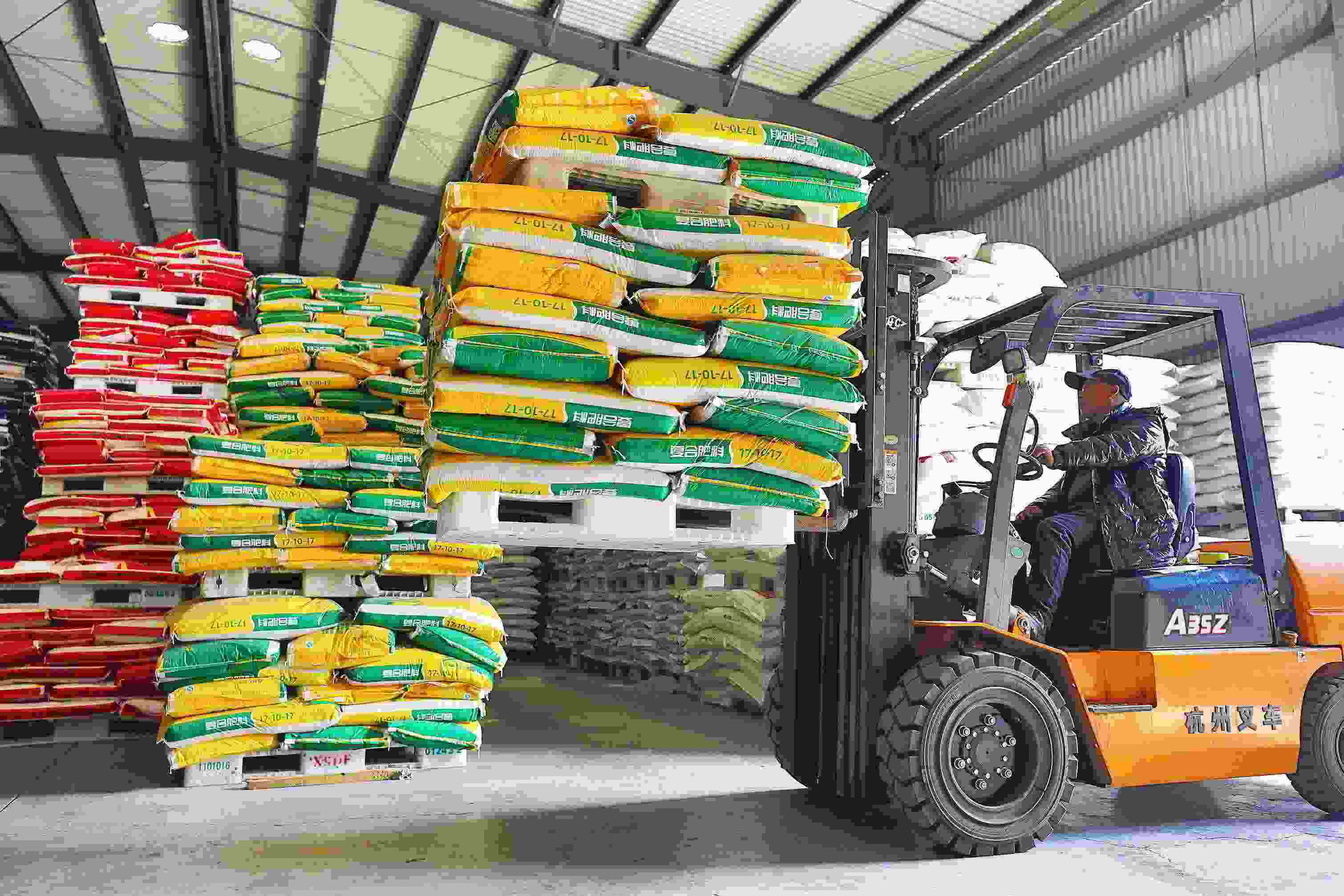 2023年2月15日，在浙江義烏供銷聯(lián)社的農(nóng)資貯存?zhèn)}庫，工作人員正在調運復合肥料等農(nóng)資。