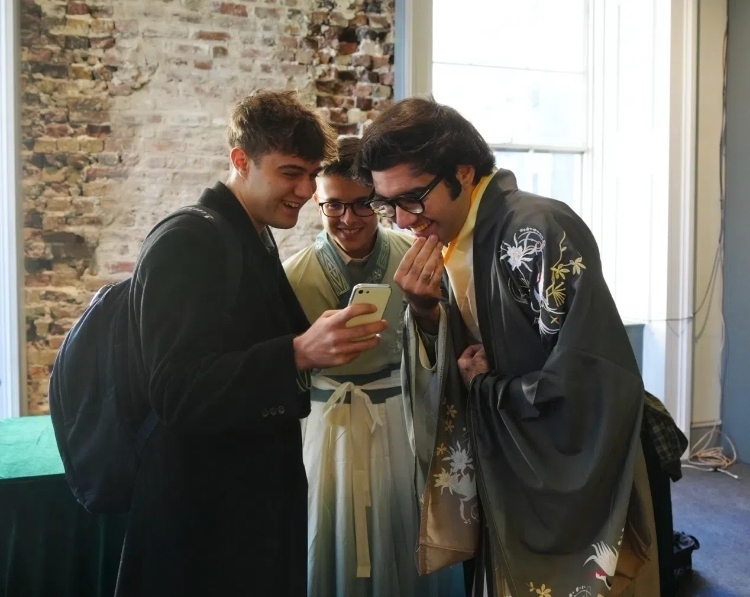 英國學(xué)生感受漢服魅力。吳若鳴攝