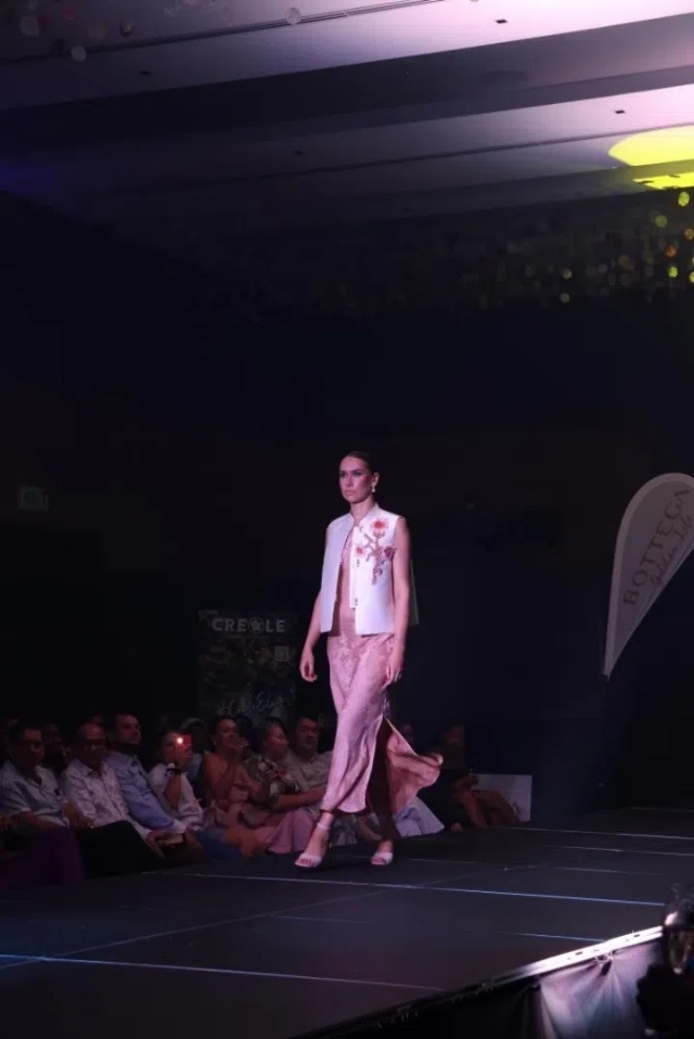 模特展示新中式禮服。顏李芳攝